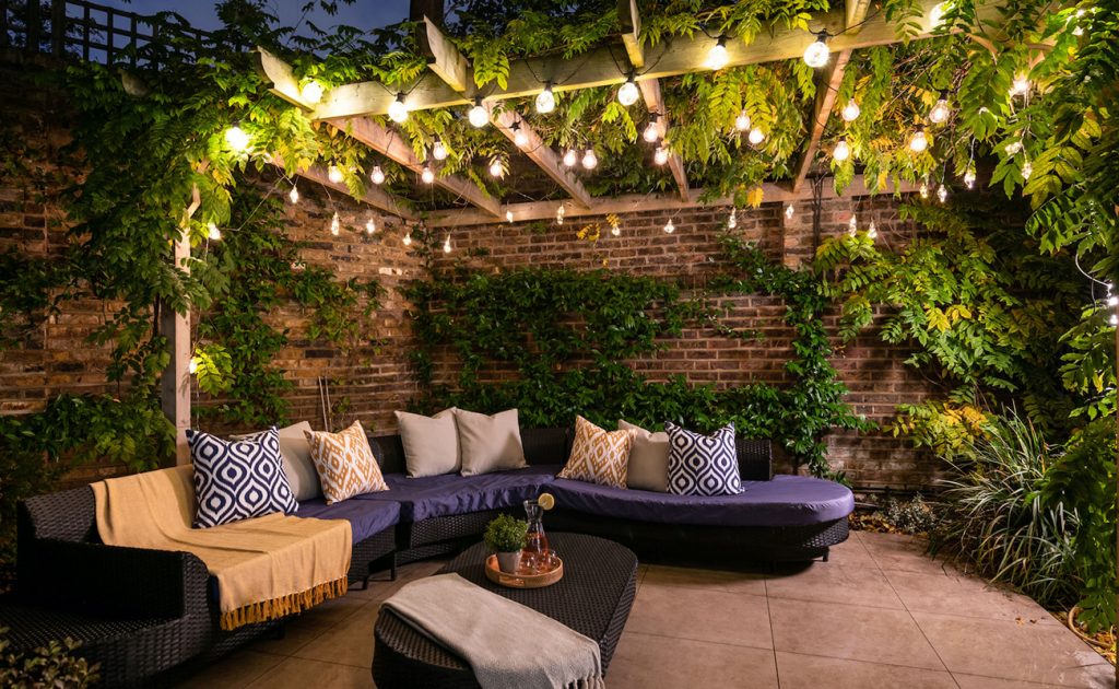 Ideas For Decorating Your Courtyard Walkways With Outdoor Lights 1